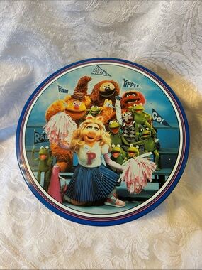Muppets ms.piggy Cheerleader Round Tin - 7in
